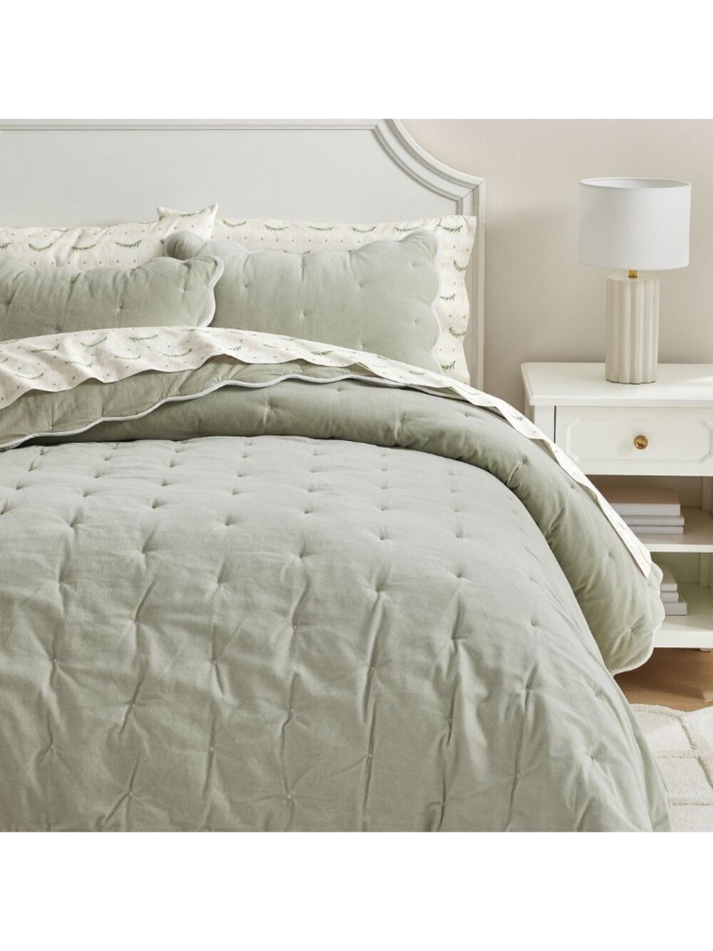 POTTERY BARN Teen Sweet Velvet Scallop Quilt in Sage Full/Queen